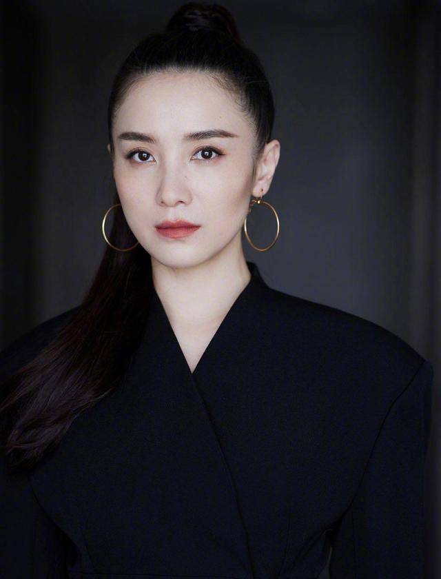 宋佳 宋佳真会穿，身穿黑色连衣裙简约大气，意外穿出了气质女神范