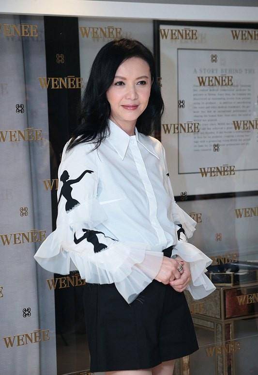 中年人 曾华倩的休闲穿搭太显嫩了,和年轻小伙拍合照,都看不出是中年人