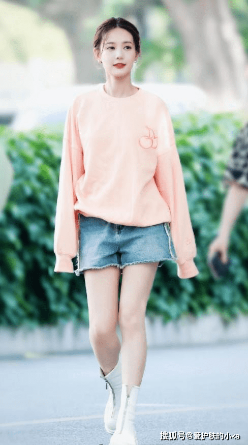 卫衣 ?李一桐“上长下短”好时髦，粉色卫衣青春显嫩，元气满满似学生妹