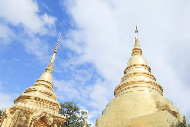 泰国唯一一座由银子打造的寺庙，场面十分热闹，游客：值得一去
