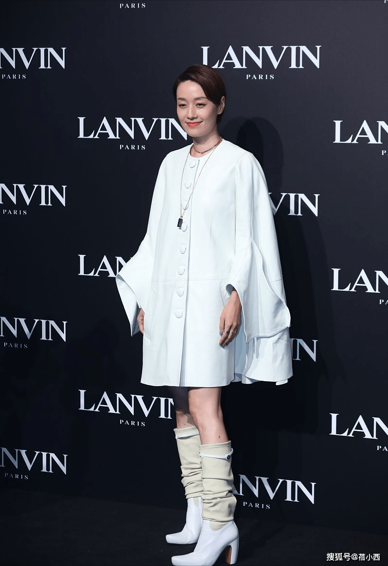 超越 马伊琍终于换风格了，穿白色斗篷连衣裙配袜靴，气场很难被超越