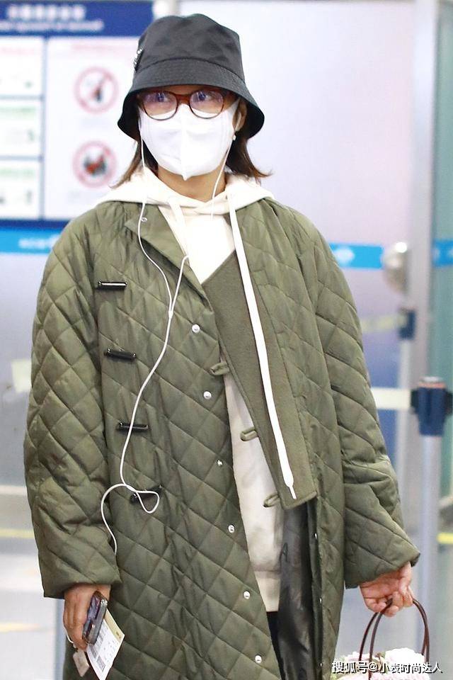 卫衣 这是提前过冬了？闫妮穿卫衣又裹大衣，健美裤搭靴子还真与众不同