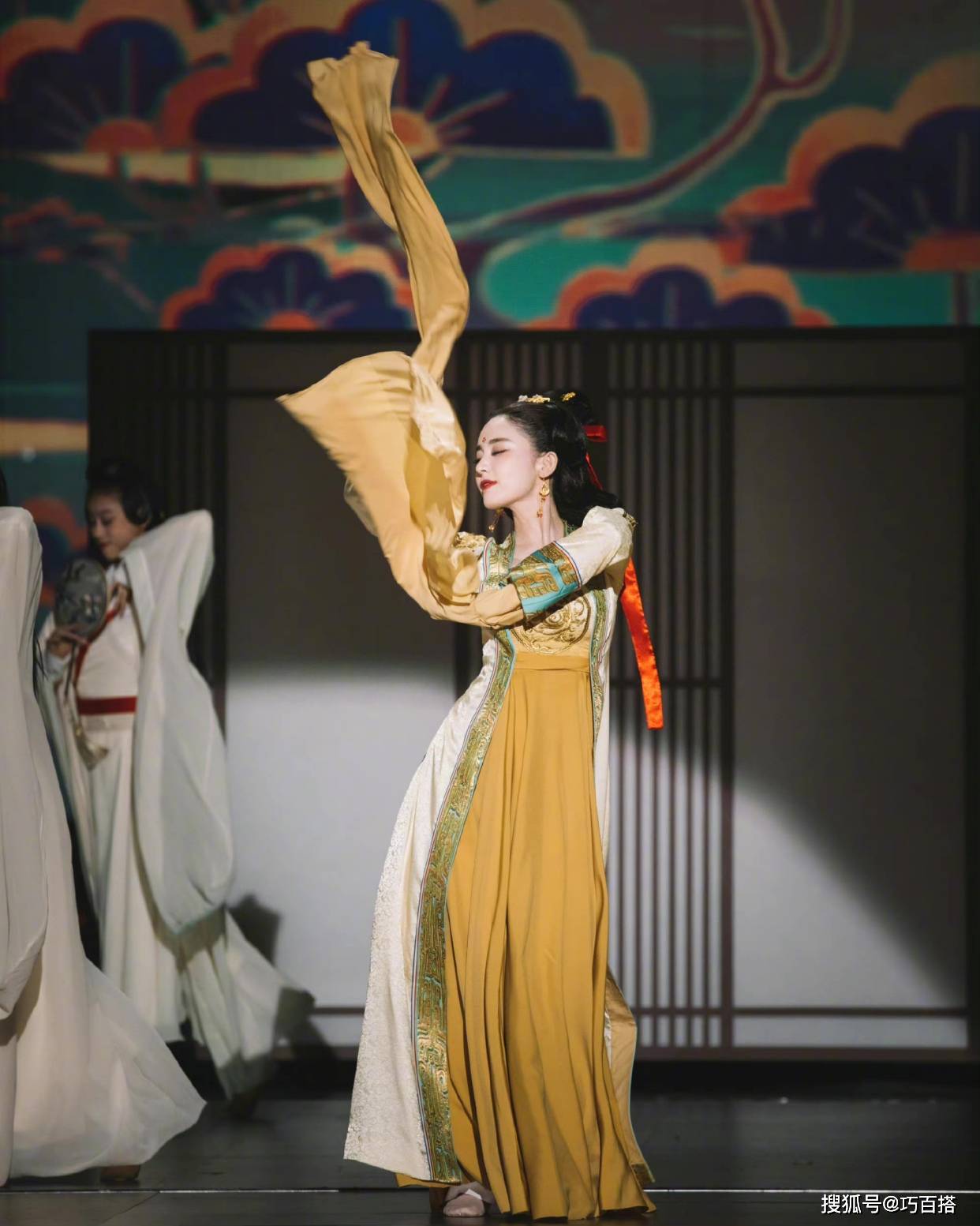 条纹 古力娜扎又美出圈了，条纹针织衫搭配牛仔裤，休闲也能气质范儿