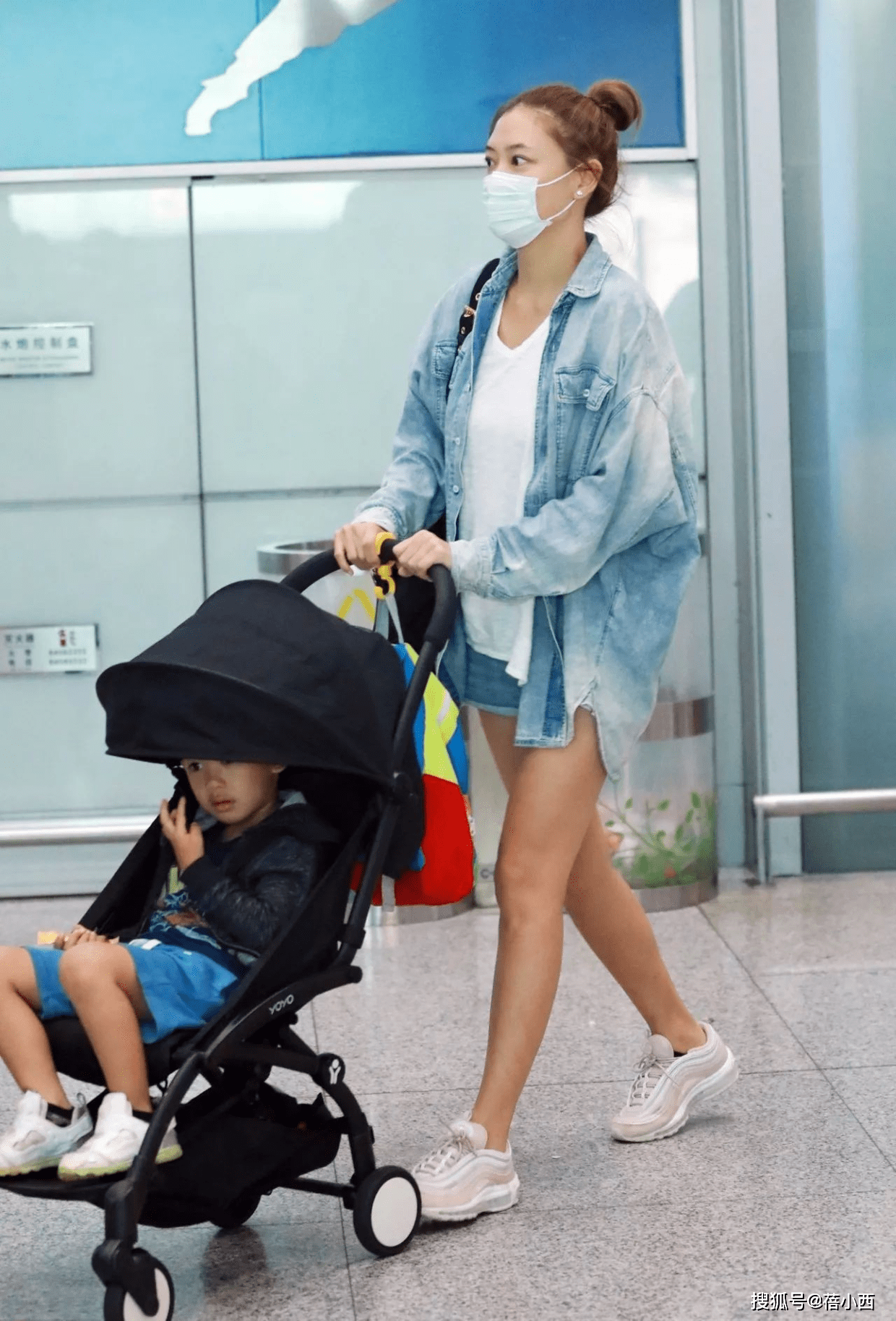 黑色 应采儿到底有多自信？穿露肩全黑造型秀大长腿，身高168比例惊艳