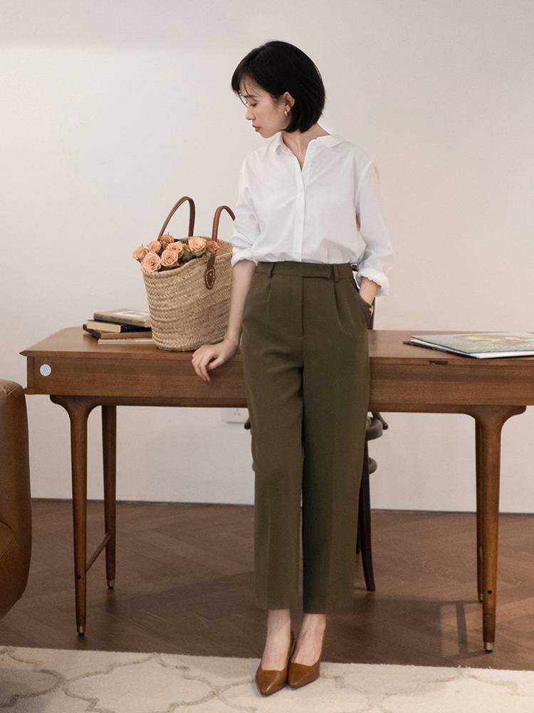 蓝色 上班的女生怎么选择衬衫？浅蓝色衬衫配西装裤或半身裙，就很好看