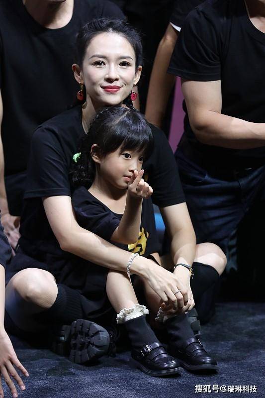 冷色 章子怡首次当导演笑容藏不住，扎双麻花辫挺显嫩，真看不出年纪感