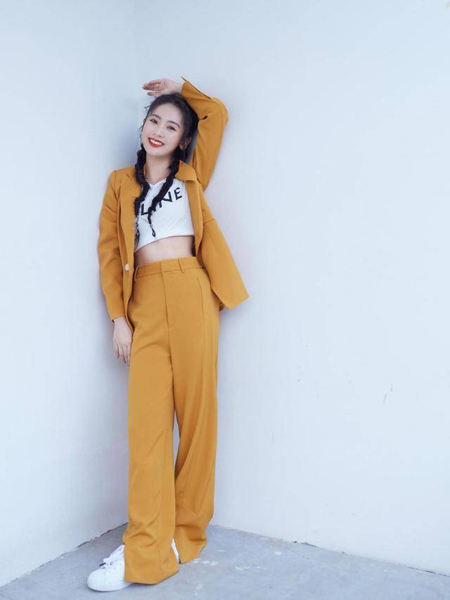 身材 邢菲真有女神范，穿白色衬衫搭配牛仔背带裤走机场，简约洋气