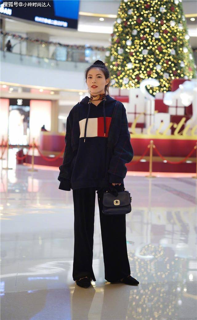 身材 穿卫衣不一定要配牛仔裤，瞧今年这几种新穿法，时髦显瘦又减龄