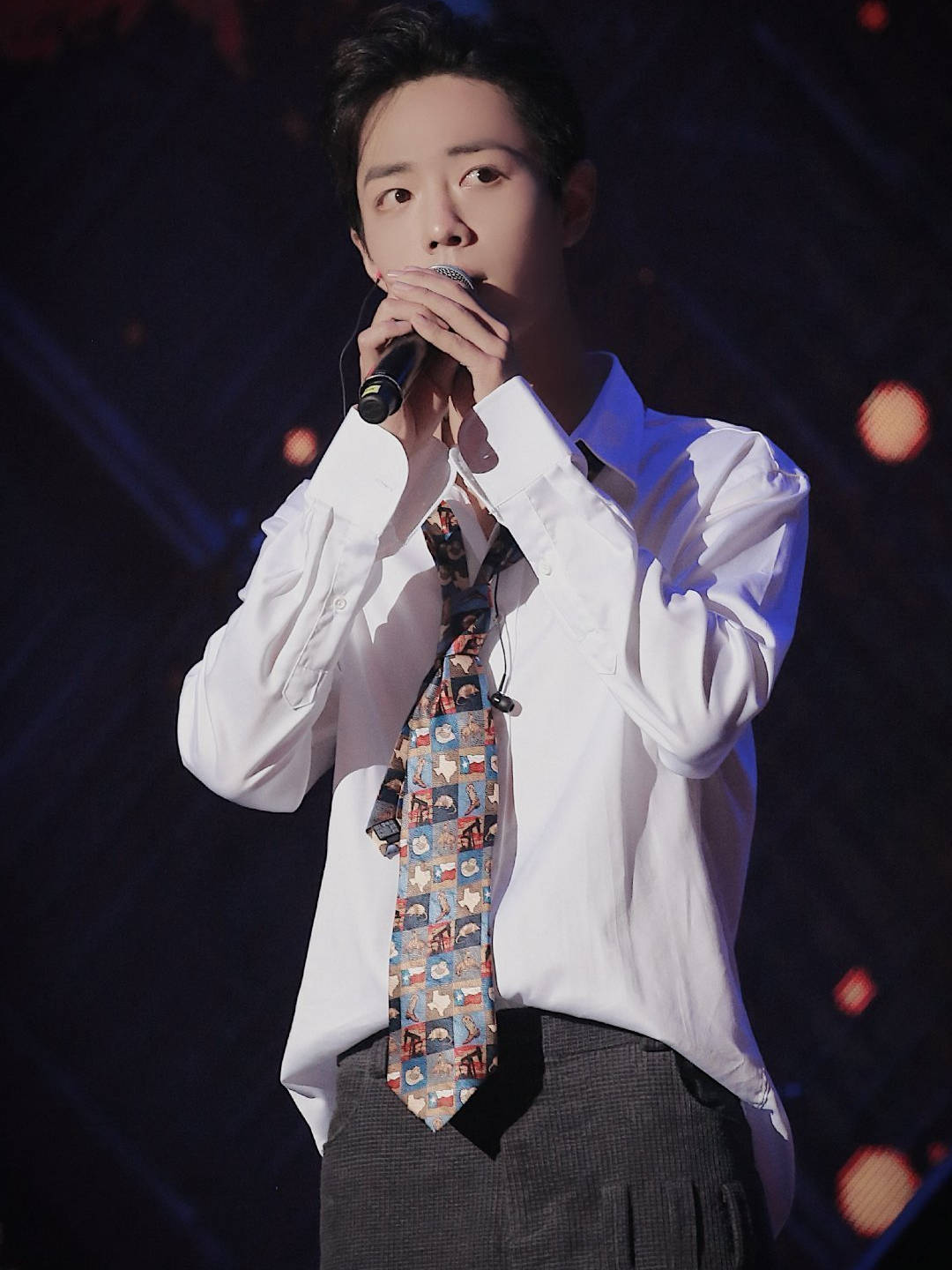 帅图 国外品牌认领肖战《叁拾》穿搭，还发文祝福肖战，希望不忘初心