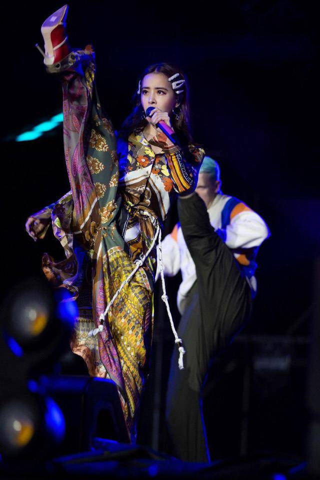 风情 蔡依林穿衣真胆大，一件印花衬衫搭配阔腿裤显高又显瘦，简约时髦