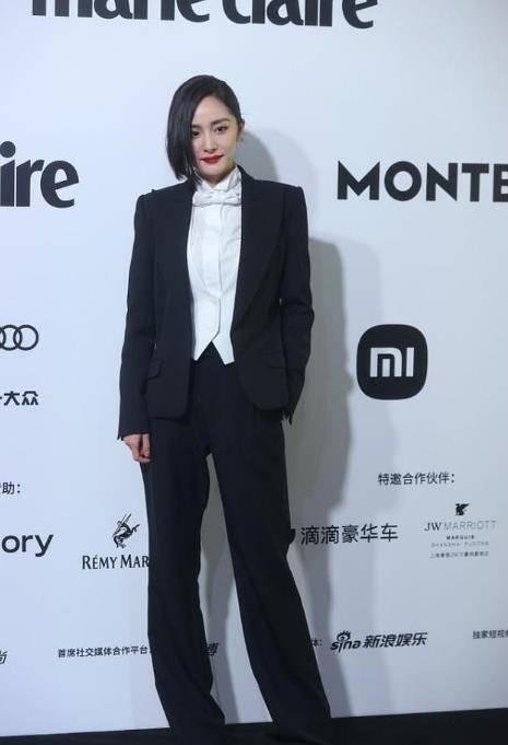 黑色 杨幂穿一袭黑色礼服霸气亮相，再也没有清纯少女感，气场火力全开