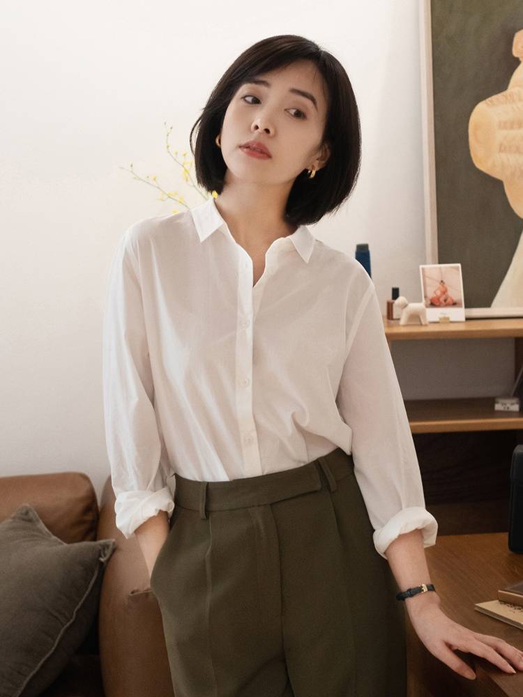 蓝色 上班的女生怎么选择衬衫？浅蓝色衬衫配西装裤或半身裙，就很好看