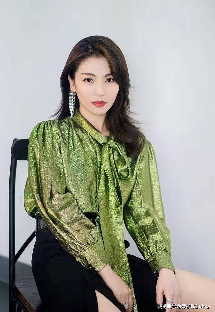 颜色 刘涛“酷姐”路线越走越顺，绿闪闪衬衫配上大佬坐姿，霸气有范