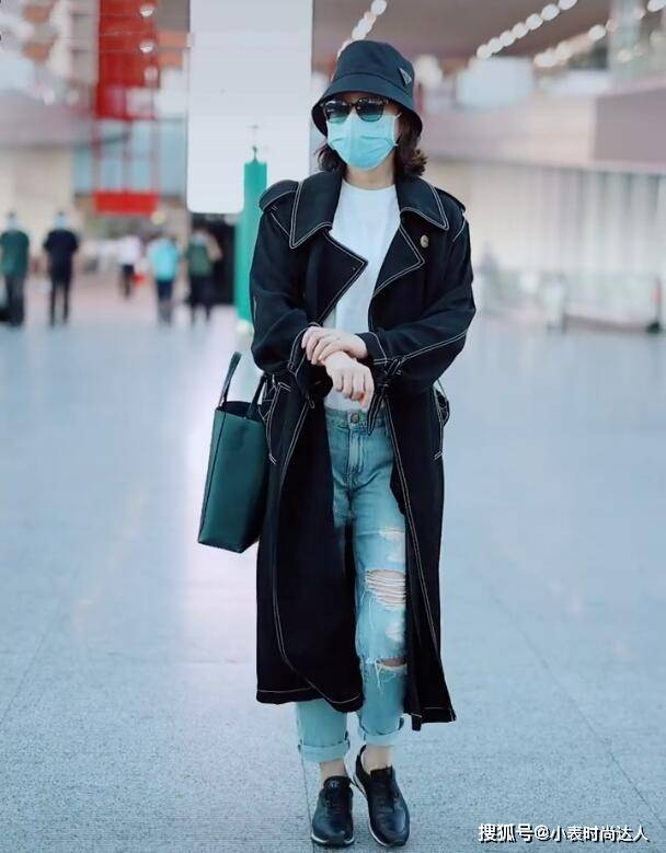 卫衣 这是提前过冬了？闫妮穿卫衣又裹大衣，健美裤搭靴子还真与众不同