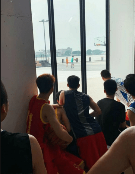 幽默笑話：和媳婦吵架，臉被她抓的花貓一樣，正郁悶，丈母娘來了 搞笑整蠱 第7张