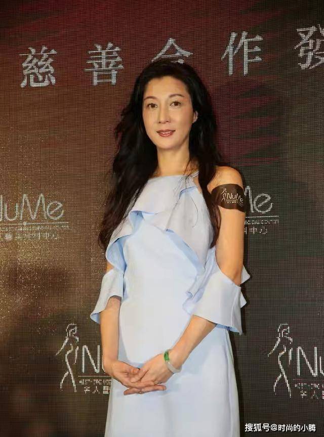 身材 吴绮莉越老越敢秀身材，穿深V蕾丝开叉连衣裙，42寸长腿太抢镜