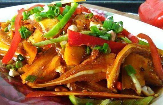 主料猪耳朵,酱油,芝麻,味精,青海椒,红海椒,油辣海