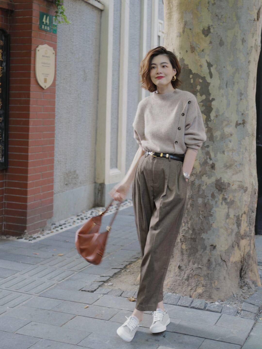 进行 秋天还在穿黑白配？今年流行“大地色”，让你轻松穿出不俗气质
