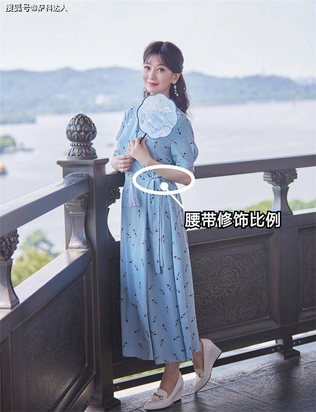 服装 中年女人变得优雅有气质的2种方式，一是穿衣得体，二是护肤有道