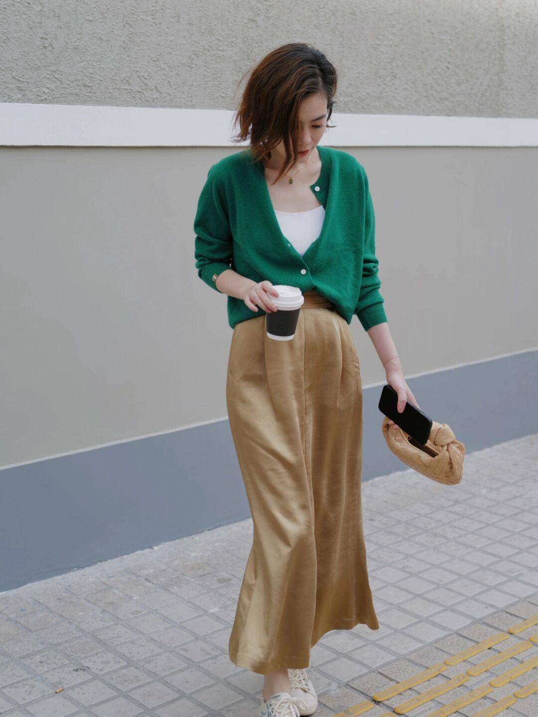 进行 秋天还在穿黑白配？今年流行“大地色”，让你轻松穿出不俗气质