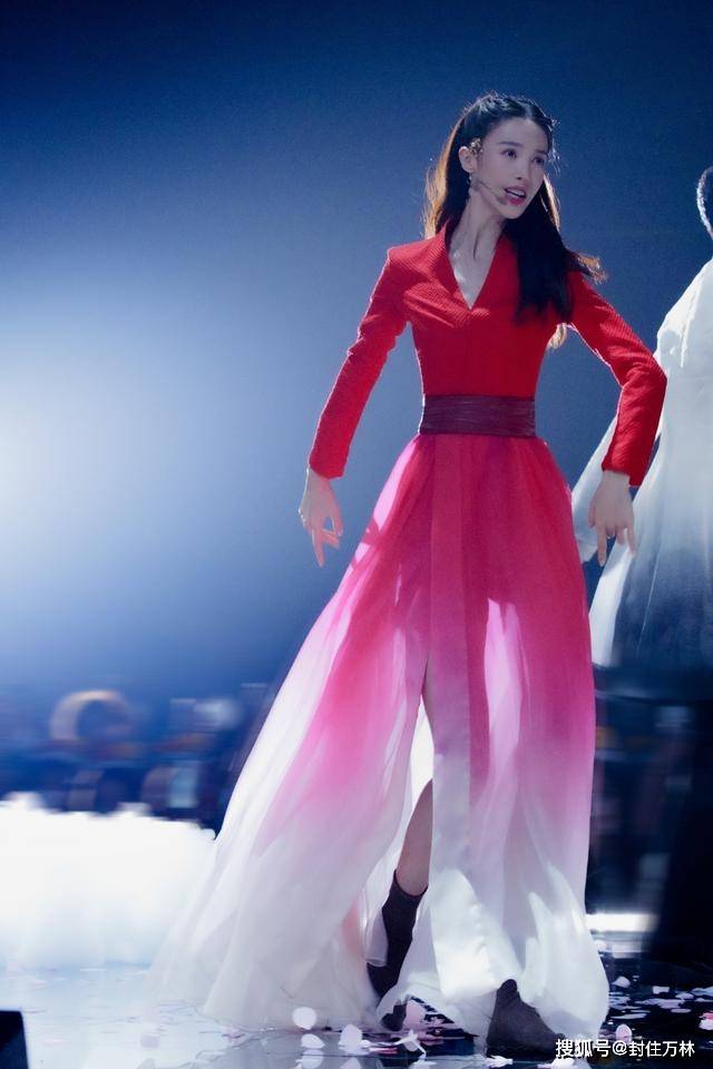 身材 金晨又跳舞了，穿古风红裙明艳又仙美，就是骨感身材太让人心疼