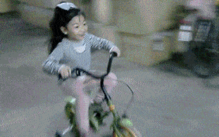 搞笑GIF：哥們，你這坐騎厲害了，出門回頭率很高 搞笑整蠱 第3张