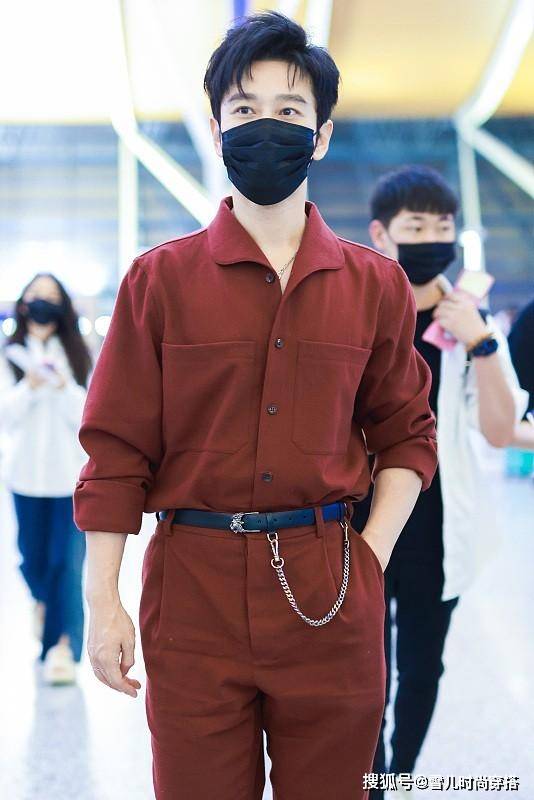 整体 黄晓明瘦身成功变型男，身穿暗红色套装真酷，不再是“油腻霸总