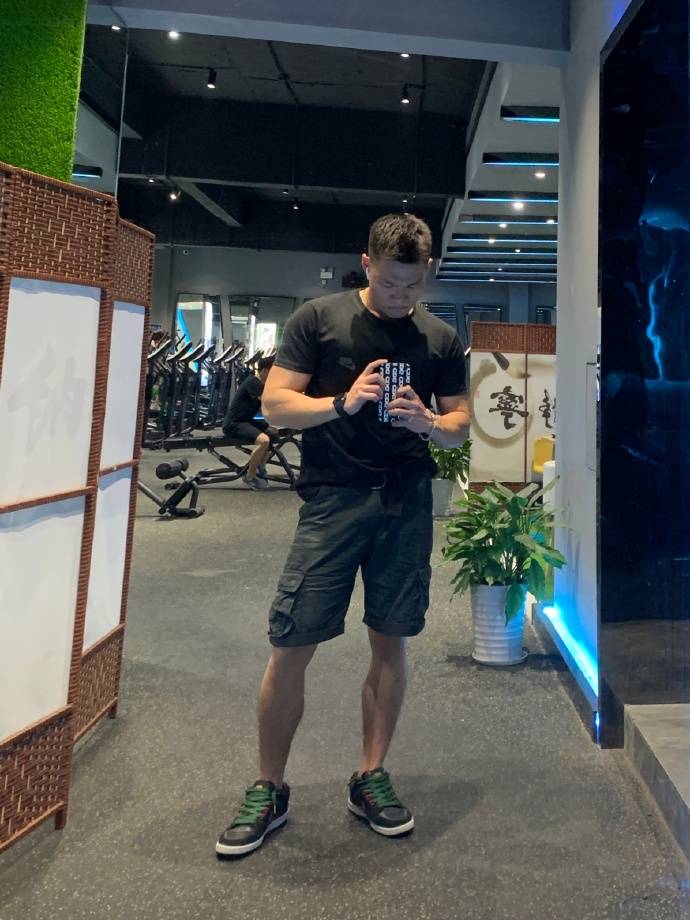 热爱健身的硬朗学长,满身肌肉男友力十足,扛起型男都很轻松!_训练