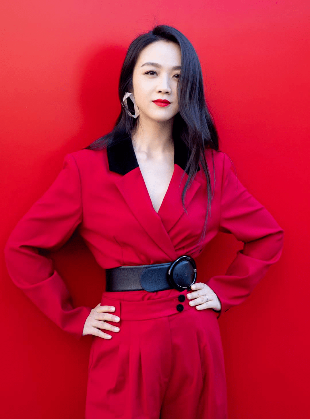 黑色 汤唯气质没咋变,格纹外套搭牛仔裤利落有型,会搭配40+不显老