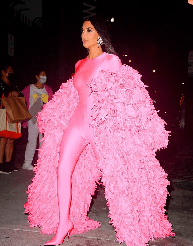 羽毛 金卡戴珊新造型又闪耀了！粉色紧身衣配羽毛斗篷，女王气场太强了