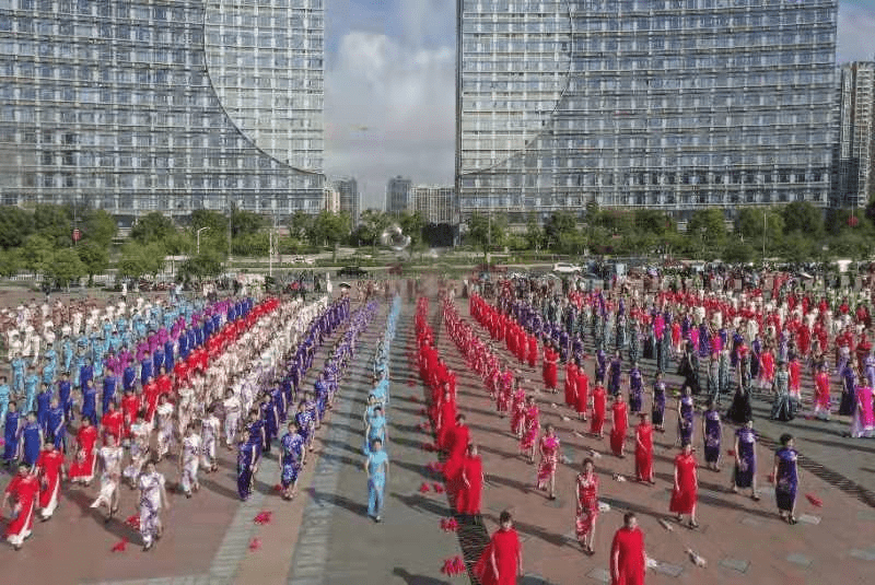 文化苏州市舞蹈联盟旗袍协会举办重阳千人佳丽旗袍秀在活力岛盛姿绽放