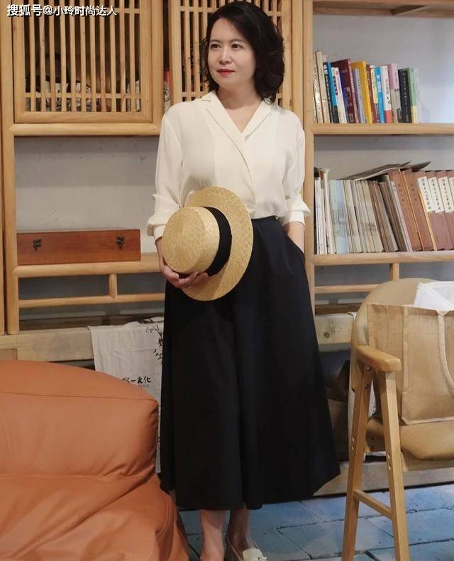 样式 身材偏胖的中年妈妈早秋这样穿好美，简约又自然，显瘦又得体