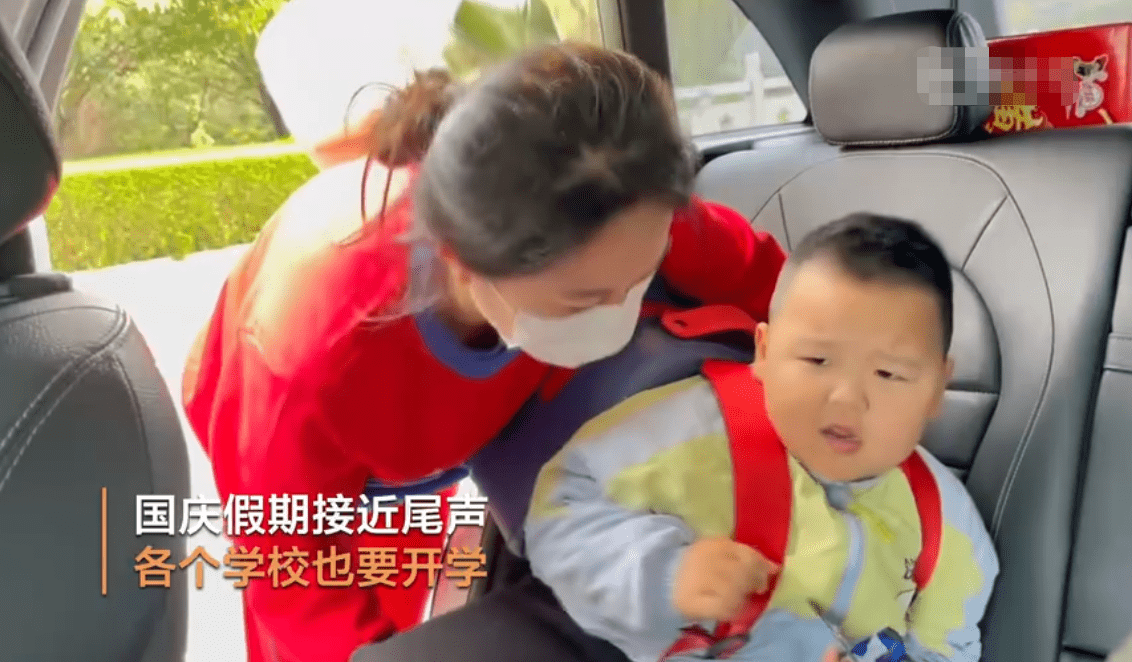 高又壮|萌娃假期后不愿回幼儿园，被老师抬走，网友：上幼儿园的最高待遇