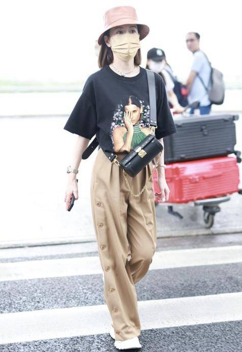 黑色 佘诗曼身材真好,穿收腰连衣裙秀玲珑身材,看着让人移不开眼