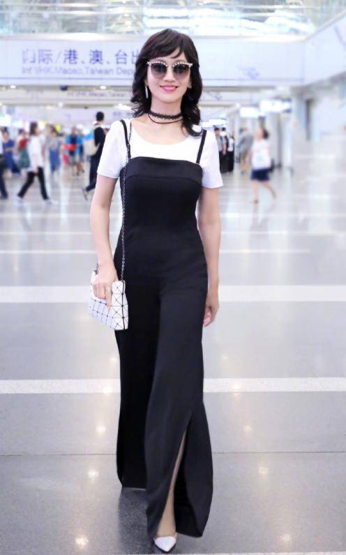 身姿 赵雅芝确实有扮嫩资本，66岁身姿仍窈窕，穿背带裤活力四射真青春