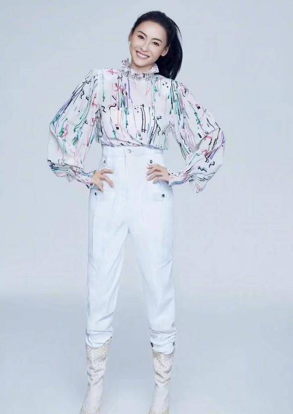 黑色 张柏芝虽然40多了，但生图很显嫩，穿白色长裤气质很帅气