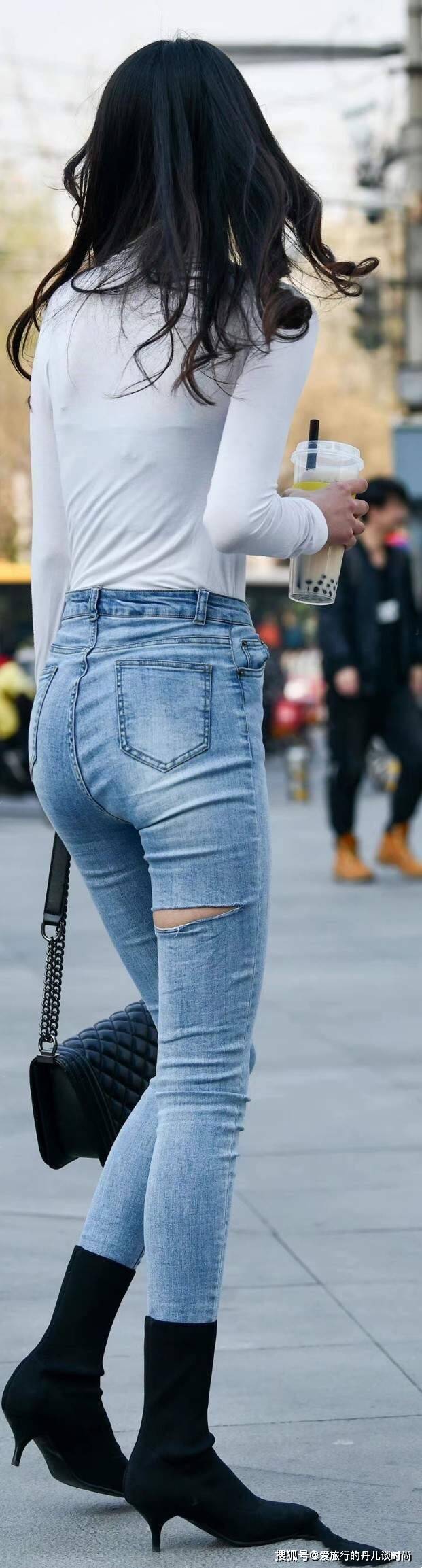 小高 秋日经典简约穿搭模板:白色小高领t恤+紧身牛仔裤,减龄又清新