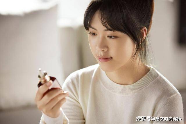 设计 杨倩代言奢侈品牌，这状态简直换了一个人，穿深V礼服太有气质了