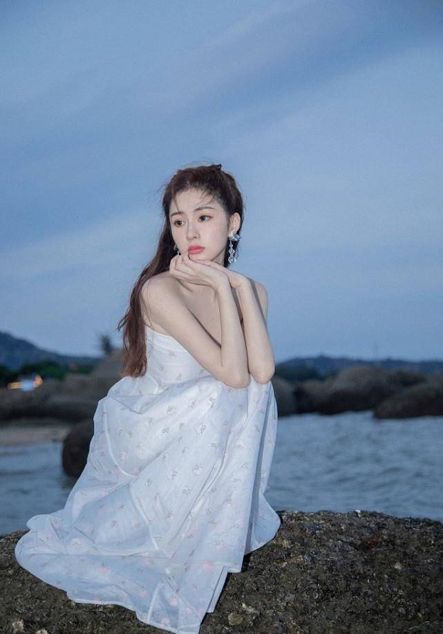 设计 白敬亭“老搭档”太甜了，郑合惠子穿波点裙甜美可爱，像小孩子