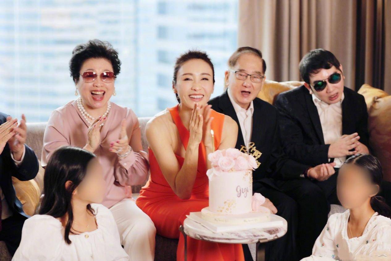 灯笼 黎姿为女儿庆生真细腻!穿香风外套配长靴,提灯笼折信纸母爱溢出
