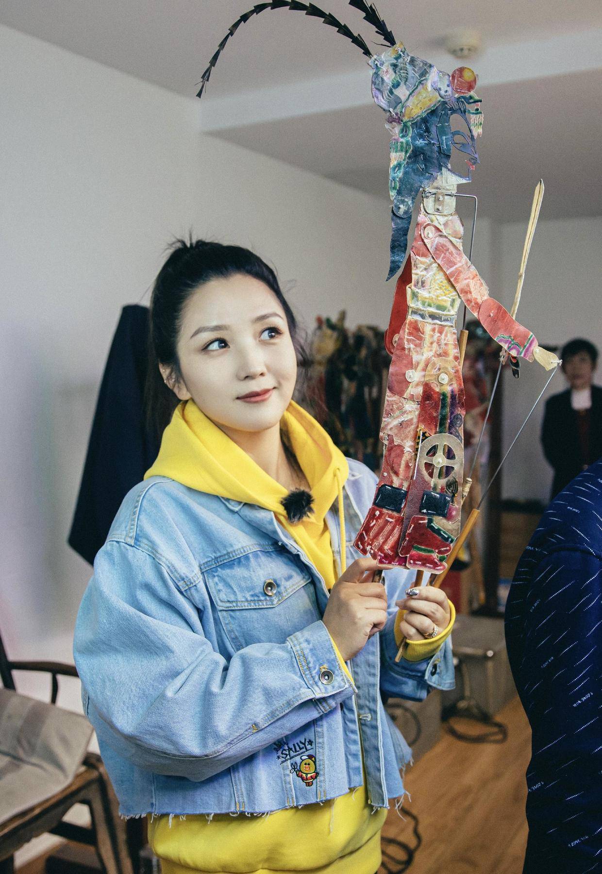 发型 何洁衣品真让人佩服，穿西装大玩“下衣失踪”，自然发型显气质