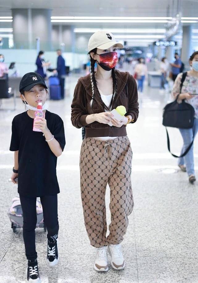黑色 40岁李小璐扮年轻，绑两条麻花辫亮相机场，没想到女儿造型更抢镜