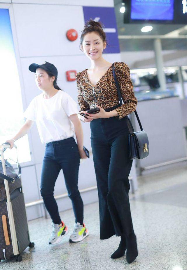 腰部 张天爱素颜仍有精神头，穿着紧身的衣服，露着肚子还露着锁骨