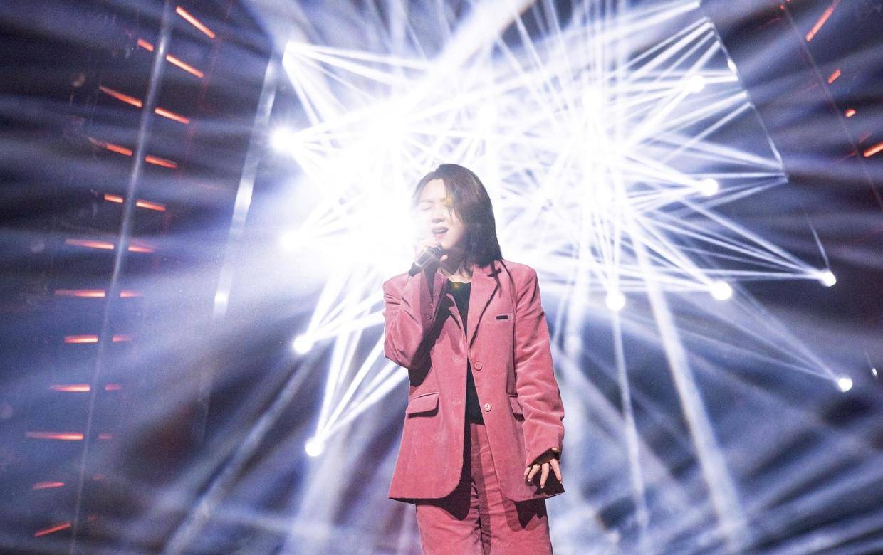 发型 何洁衣品真让人佩服，穿西装大玩“下衣失踪”，自然发型显气质