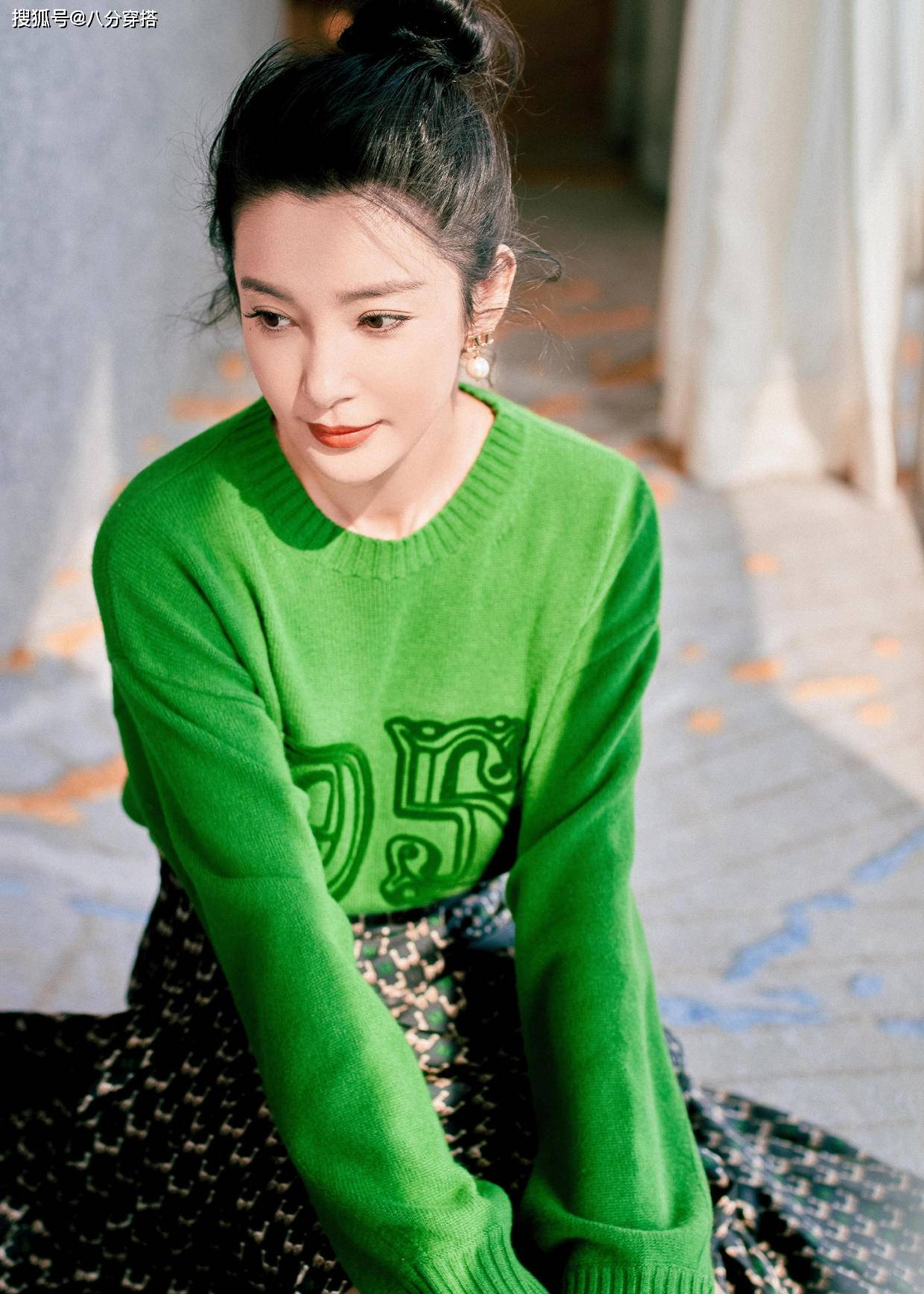 李冰冰 李冰冰新造型太美,绿毛衣配印花半裙大玩少女风,青春减龄好惹眼