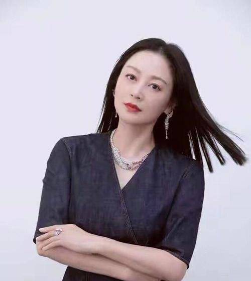 黑色 陈红的气质真不是吹,V领上衣搭格纹裙优雅高级,女人味尽显