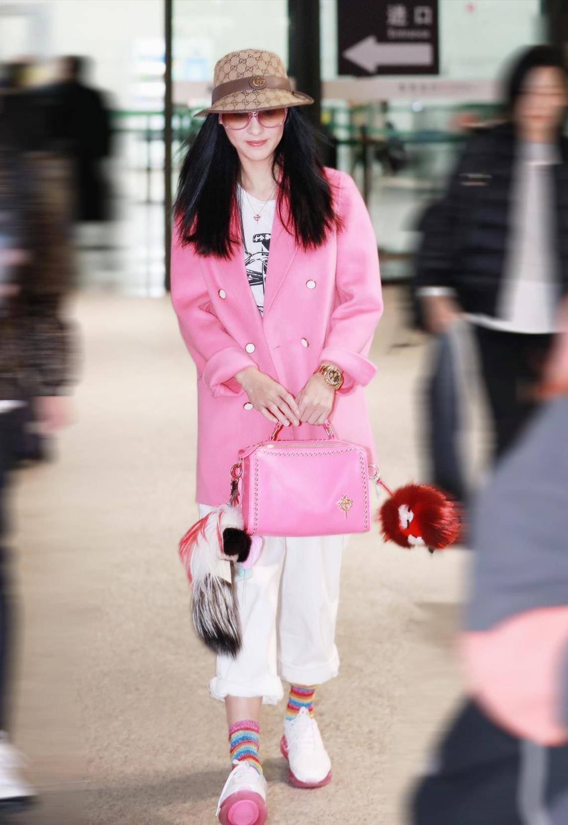 黑色 张柏芝虽然40多了,但生图很显嫩,穿白色长裤气质很帅气