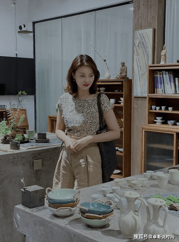 设计 穿连体长裙超显身材，画大红色唇妆，不愧是央视女神，气质绝了