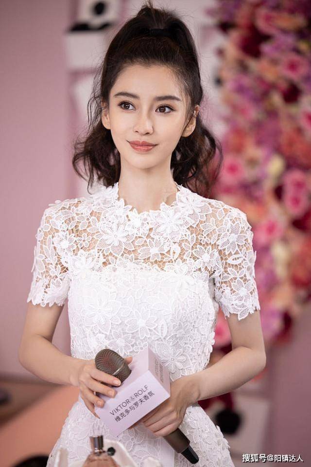显得 杨颖越长越精致了，白色蕾丝裙秀出白皙美腿，少女气质就是抹不掉