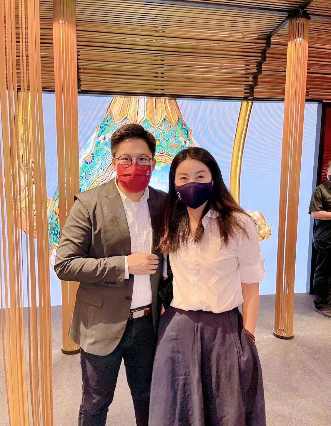 长发 郭晶晶跟老公观展，穿衬衫长裙很知性，刚好遮住X型腿的缺陷！